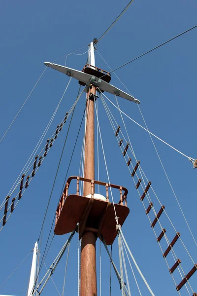 Вітрильна щогла традиційних старовинних дерев'яних високих кораблів — стокове фото