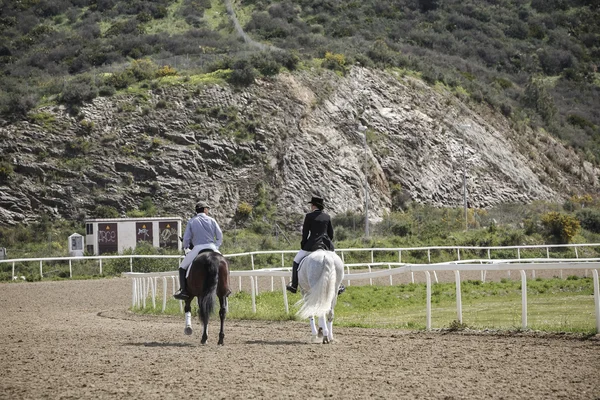 Chodit dva jezdci na koních podél pěkné scenérie, Španělsko — Stock fotografie