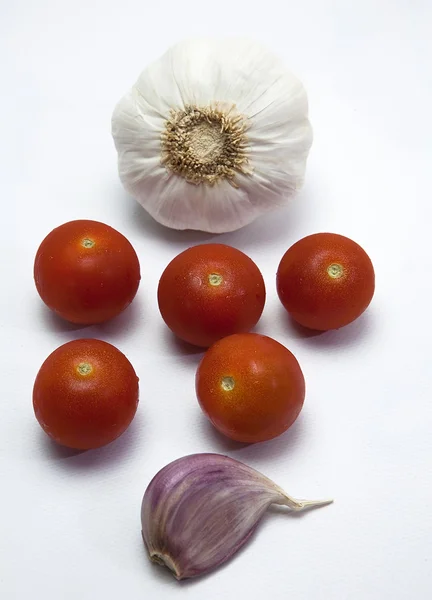 Cherry tomatoes and garlics — Stock Photo, Image