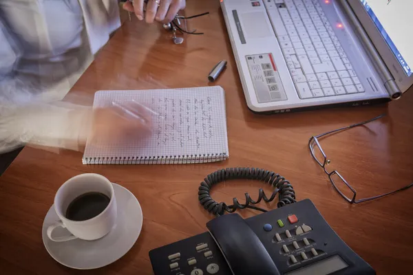 Primo piano di note di scrittura femminili in un notebook rapidamente nel blocco note a ufficio — Foto Stock