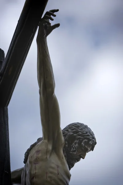 Jesusfigur auf dem in Holz geschnitzten Kreuz — Stockfoto