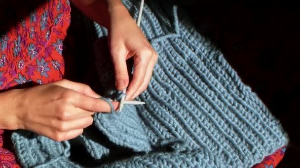 Movimiento lento de las mujeres haciendo ganchillo con hilo de lana azul, Andalucía, España — Vídeos de Stock