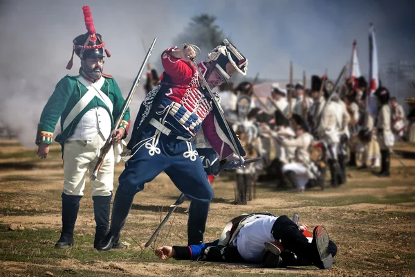 Französischer Soldat greift feindlichen Soldaten an — Stockfoto