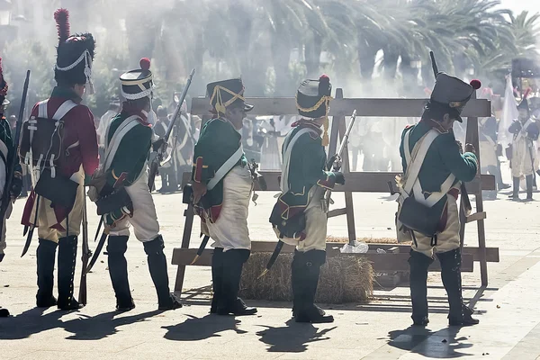 Französische Soldaten feuern von einer Barrikade — Stockfoto