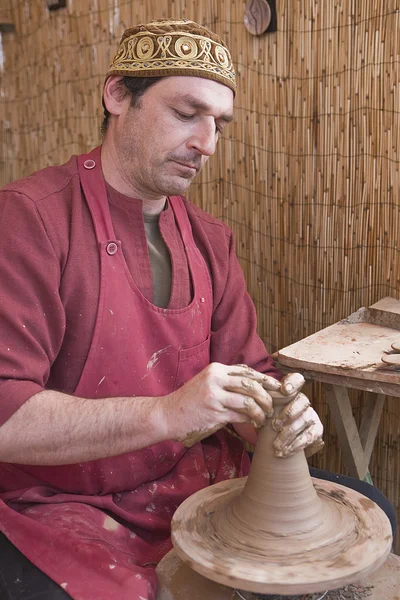 Potter, création d'un pot en terre sur le cercle, Andalousie, Espagne — Photo