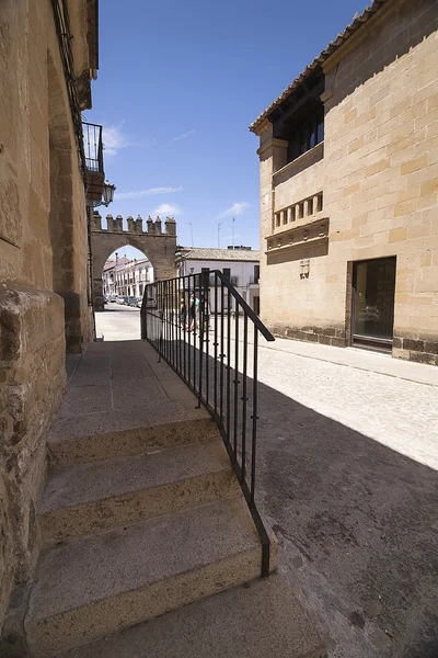 Treppen in der Nähe der Tür von Jaen in Baeza, Provinz Jaen, Andalusien, Spanien — Stockfoto