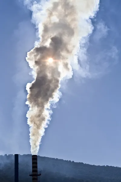 Schoorsteen uitzetting verontreinigende gassen in de lucht, Spanje — Stockfoto