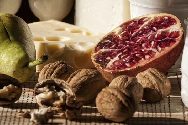 Petit déjeuner avec nourriture méditerranéenne, fruits et produits laitiers — Photo