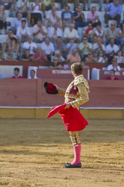 jose luis moreno pozoblanco Arena, boğa güreşi başında halka verir İspanyol Boğa güreşçisi