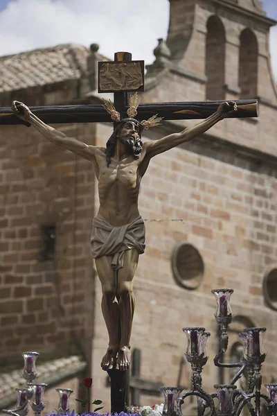 Jesusfigur auf dem in Holz geschnitzten Kreuz des Bildhauers gabino amaya guerrero — Stockfoto