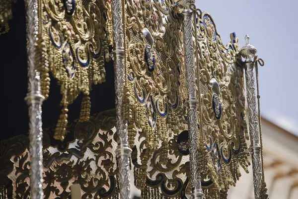 Detalle de un lado de un bordado de palio en un trono durante una procesión de semana santa —  Fotos de Stock