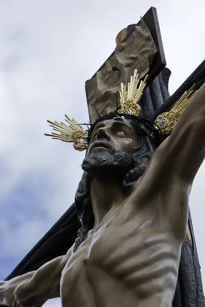 Figuur van Jezus aan het kruis gesneden in hout door de beeldhouwer gabino amaya guerrero — Stockfoto