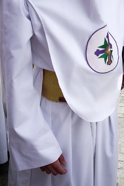 Detail einer weißen Tunika mit Wappen der Bruderschaft — Stockfoto