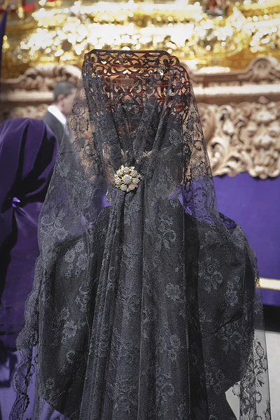 Donna vestita di mantilla durante una processione della settimana santa — Foto Stock