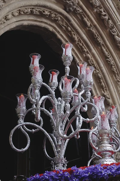 Lustre en argent avec des bougies également appelé lustre rouge de file d'attente à la porte d'une église — Photo