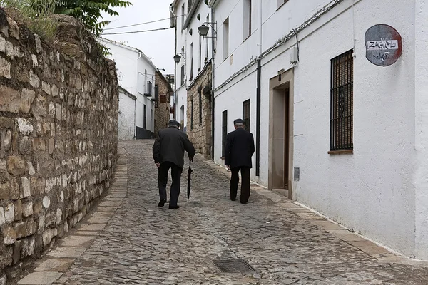 Anziani passeggiando per la tipica strada di Ubeda — Foto Stock