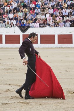 linares Arena içinde koltuk değneği ile İspanyol Boğa güreşçisi finito de cordoba boğa güreşi