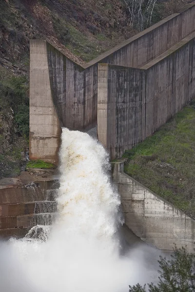 Spillway of the dam of the Yeguas — Stock Photo, Image