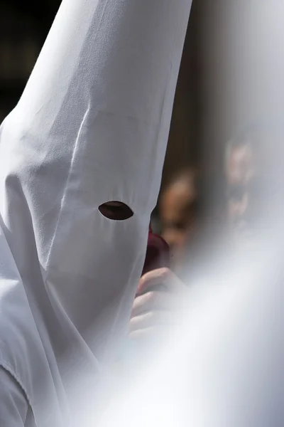 Dettaglio rosso penitente che regge una candela durante la Settimana Santa — Foto Stock