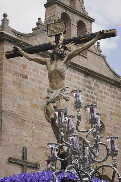 Фигура Иисуса на кресте, вырезанном из дерева — стоковое фото