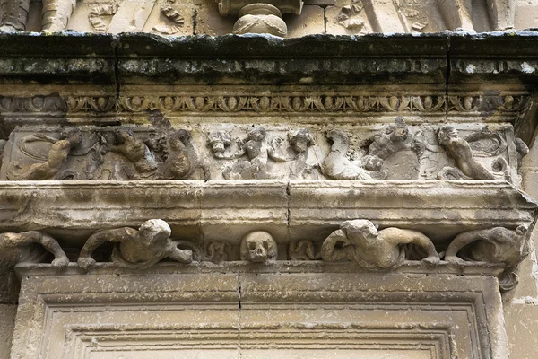 Decoración de figuras en piedra sobre una pilastra de la fachada principal de la capilla de El Salvador, estilo renacentista — Foto de Stock
