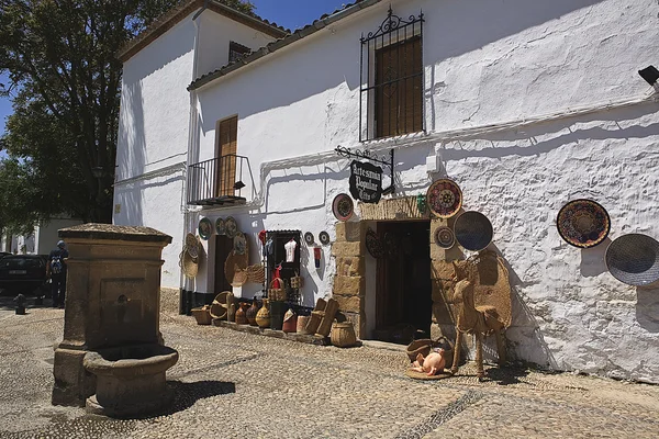 Giornata di sole nel negozio di souvenir vicino alla parete araba di Ubeda — Foto Stock