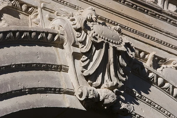 Schlüssel eines Bogens mit erhobenen Akanthusblättern, Relief der Vorderseite der Kapelle el salvador von Ubeda — Stockfoto