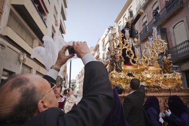 Kutsal hafta Cuma alayı sırasında fotoğraf çekmek adam