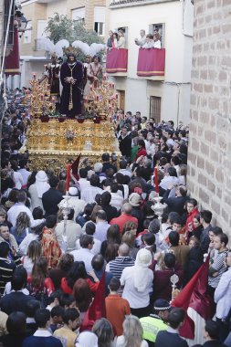 insanlar kutsal hafta bir alay içinde