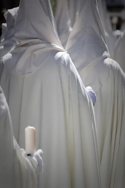Detalhe penitente branco segurando uma vela durante a Semana Santa — Fotografia de Stock