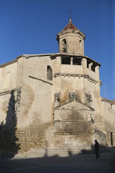 Seitenfront und Quelle der Kirche von San Pablo — Stockfoto