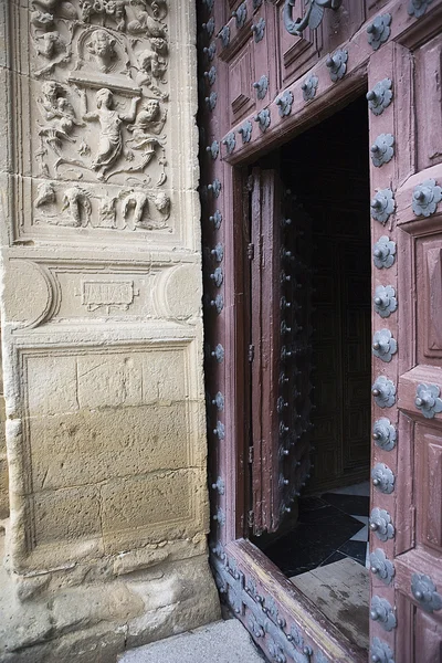 Puerta de entrada de madera a la capilla de El Salvador — Foto de Stock