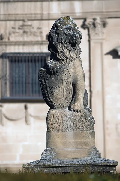 Sculpture de Lyon avec un écu comme emblème, Hôpital de Santiago, Ubeda, province de Jaen, Espagne — Photo