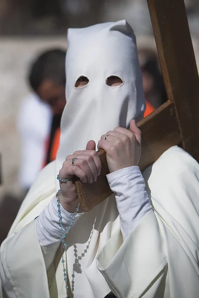 Büßer trug in einer Prozession der Heiligen Woche ein Holzkreuz — Stockfoto