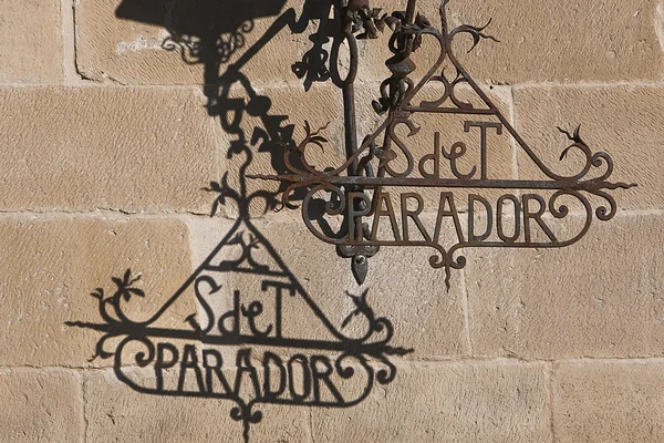 Détail des lettres en fer forgé et des nuances de lampadaire d'hospitalité d'Ubeda — Photo