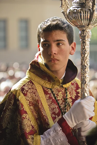 Ragazzo vestito in dalmatica in processione della settimana santa — Foto Stock