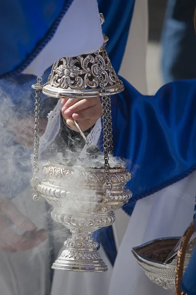 Jonge mensen in processie met wierook branders in heilige week — Stockfoto