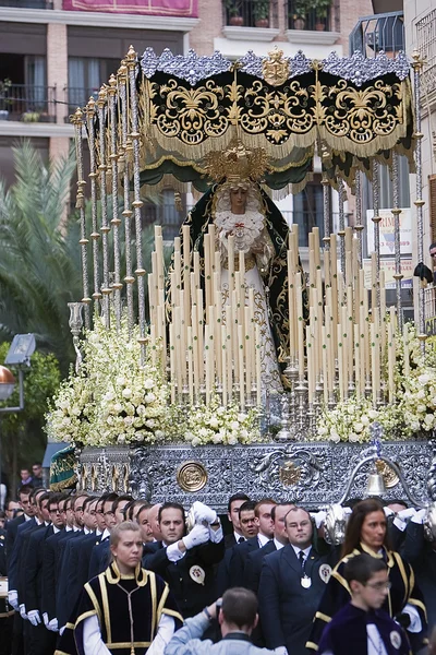 Veljeskunta Virgen de la Esperanza pyhällä viikolla — kuvapankkivalokuva
