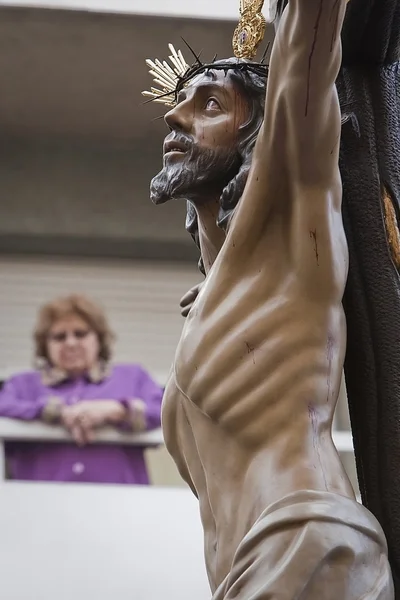 Figura de Jesus na cruz esculpida em madeira — Fotografia de Stock