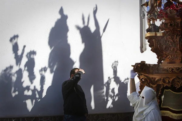 Schaduw op een muur van een troon tijdens een processie van Heilige week — Stockfoto