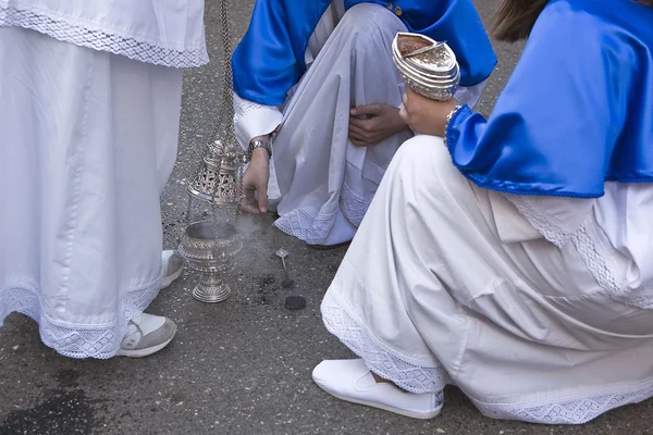 Several altar boys burn incense in a procession of Easter — Stock Photo, Image