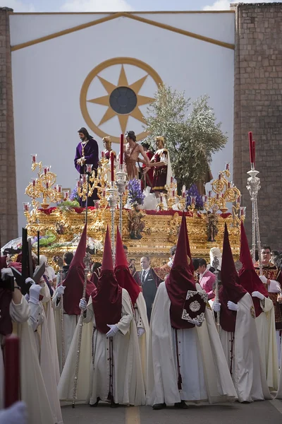 Hermandad de Jesús en su aprehensión iniciando su salida en una procesión de la iglesia de San Agustín —  Fotos de Stock