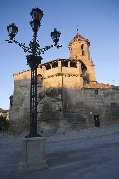 Východ slunce na náměstí na 1, přední strana a zdroj kostela san pablo a lampy — Stock fotografie