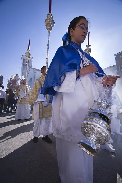 Jonge mensen in processie met wierook branders in heilige week — Stockfoto