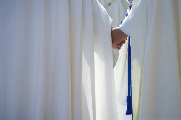 Deux pénitents main dans la main dans une procession de la semaine sainte — Photo