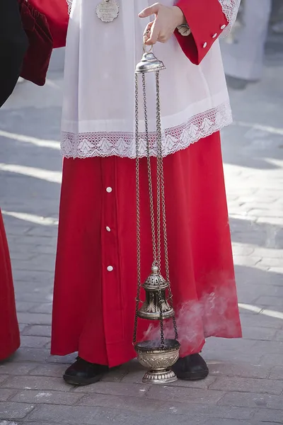 Acolyte ondersteunt wierookvat in een processie van Heilige week — Stockfoto