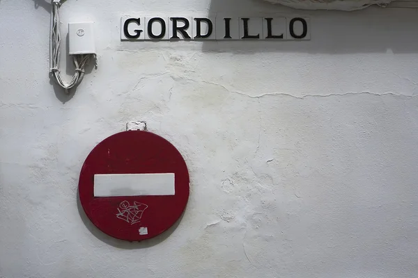 Signo de prohibición y nombre de la calle en la pared blanca de Osuna, provincia de Sevilla, Andalucía, España — Foto de Stock