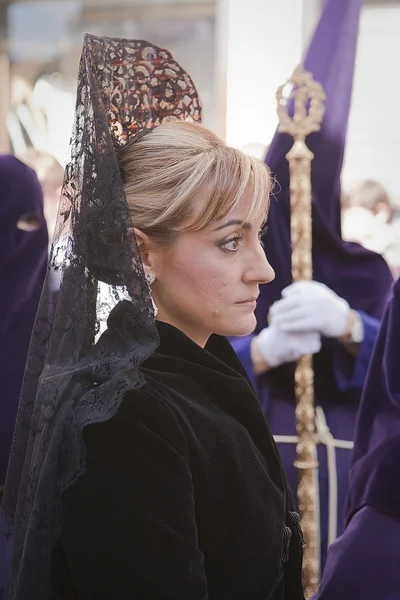 Frau in Mantilla während einer Prozession der Heiligen Woche — Stockfoto