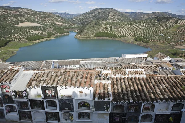 Vista do reservatório de Iznajar do cemitério municipal, província de Córdoba, Andaluzia, Espanha — Fotografia de Stock