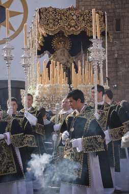 gençlerin kutsal hafta tütsü brülör ve alay şamdanlar ile alay